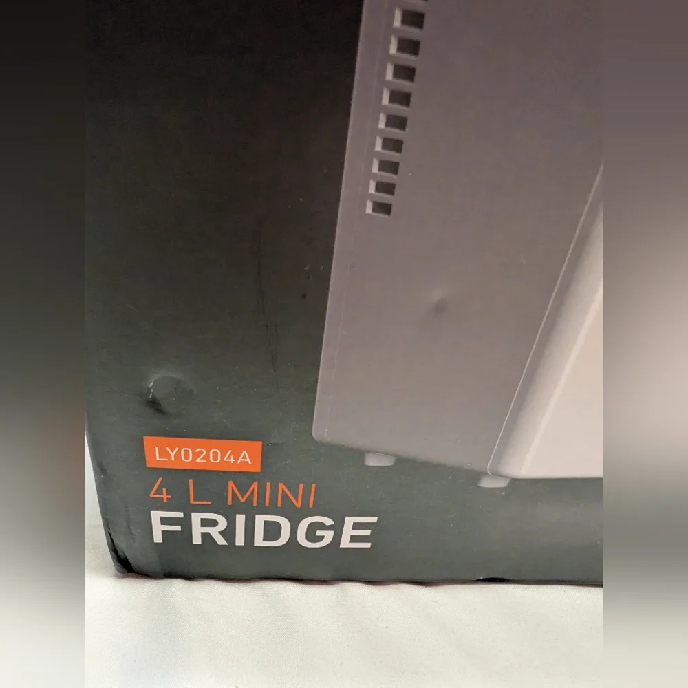 NIB AstroAI Mini Fridge White - 4L/6-Can Capacity - Perfect for Skincare!